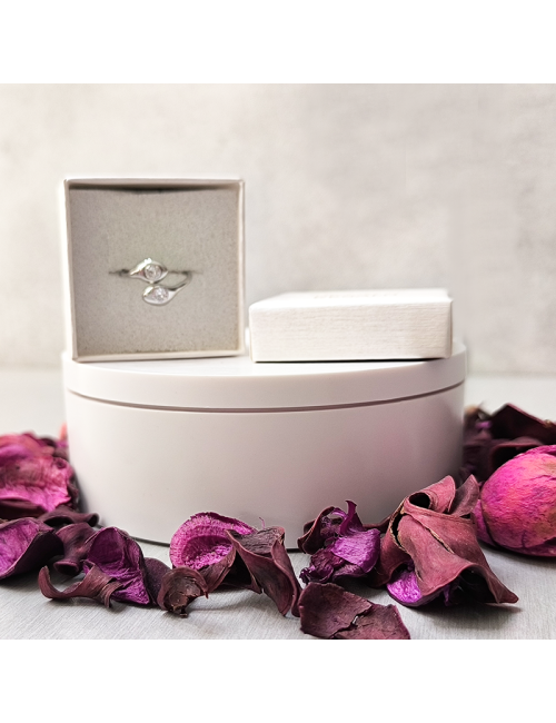 Anillo - Acero Hipoalergenico - Color Plateado - Piedras enlazadas