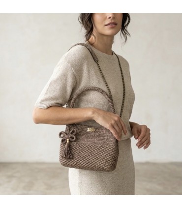 Bolso Paola – Bolso Artesanal de Crochet en Tono Marrón / Marfil con Brillo